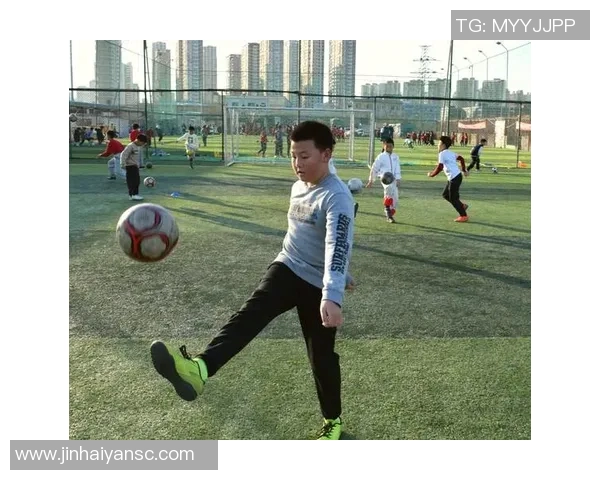 小孩足球球星卡收藏热潮掀起 让孩子们体验足球梦想的魅力