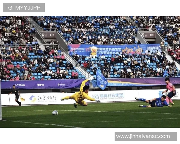 足球巨星穿着旧鞋比赛展现不凡球技和对足球的执着精神